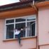 17 yaşındaki genç kız pencereye çıkarak intihara kalkıştı