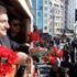 Binali Yıldırım İstiklal Caddesi'nde tramvayla karanfil dağıttı Binali Yıldırım İstiklal Caddesi'nde tramvayla karanfil dağıttı