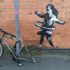 Banksy'nin yeni eseri Nottingham'da: Bisiklet tekeriyle hula hop çeviren kız çocuğu
