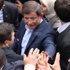 Davutoğlu'nun 'zarif davranışı' takdir topladı