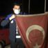 Zabıta memurunun hassasiyeti takdir topladı; Karayolundaki Türk bayrağını yerden kaldırdı