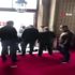 Bebek arabasının düştüğünü gören araç son anda durdu Bebek arabasının düştüğünü gören araç son anda durdu