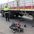 Tır’ın altına giren motosikletin tekeri yerinden fırladı