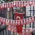 Validebağ'da polis barikatlarına bayrak