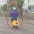 Elleri cebinde motosiklet kullandı