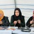 Diyarbakır'da evlat nöbetindeki anneler Mehmetçiğe atkı ördü