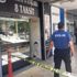 İzmir'de kuyumcuyu soymaya çalışan şüpheli sert kayaya çarptı İzmir'de kuyumcuyu soymaya çalışan şüpheli sert kayaya çarptı