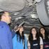 Kız öğrenciler motor başında Kız öğrenciler motor başında