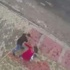 Kucağında bebek olan kadına sokak ortasında dayak Kucağında bebek olan kadına sokak ortasında dayak