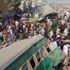 Pakistan’da yolcu treni tankere çarptı: 2 ölü