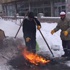 Kars'ta temizlik işçileri ateş yakarak ısınıyor