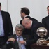 Hiddetinden mikrofon kırıldı Hiddetinden mikrofon kırıldı