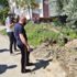 Toprak altından su çıkıyor, apartman sakinleri tedirgin