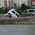Başakşehir'de boş yolda çukura düştü Başakşehir'de boş yolda çukura düştü