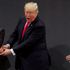 Trump, geleneksel el sıkışma töreninde kısa süreli şaşkınlık yaşadı