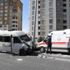 Servis minibüsü elektrik direğine çarptı, 10 kişi yaralandı