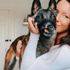 Çinli et tüccarlarının elinden yüzü yırtılmış halde kurtarılan köpek, şimdilerde İngiltere'nin maskotu
