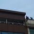 Düzce'de kumar baskınında çatıdan kaçmaya çalışan 3 şüpheli yakalanıp cezası kesildi
