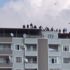 Koronavirüs stadı kapattı, vatandaşlar maçı çatılara çıkarak izledi