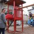 Sokağa çıkamayan çocukları için evinin bahçesine park kurdu Sokağa çıkamayan çocukları için evinin bahçesine park kurdu