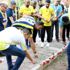 Fenerbahçeli taraftarlardan Mersin'deki bombalı saldırı yerine karanfil