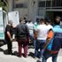Kavga eden oğlunu ayırmak isterken kalbinden bıçaklandı
