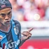 Ronaldinho çalım attı