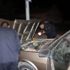 Otomobile giren yılana biber gazlı müdahale Otomobile giren yılana biber gazlı müdahale