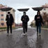﻿Van'da şemsiyeleriyle yağmur suyu topladılar
