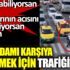 ﻿Yaşlı adamı karşıya geçirmek için trafiği kesti