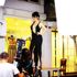 Hande Yener tezgahtarlık yaptığı mağazada klip çekti Hande Yener tezgahtarlık yaptığı mağazada klip çekti