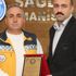 İnsanlık dersi veren ambulans şoförüne plaket İnsanlık dersi veren ambulans şoförüne plaket