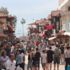 Denize giremeyen turistler Side sokaklarını doldurdu bol bol alışveriş yaptı Denize giremeyen turistler Side sokaklarını doldurdu bol bol alışveriş yaptı