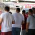 Adana'nın meşhur böreği için sıra numarası alarak kuyrukta bekliyorlar