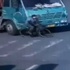 Çin'de bisiklet sürücüsü TIR'ın altında kaldı Çin'de bisiklet sürücüsü TIR'ın altında kaldı