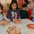 Eski okul sıralarından oyuncak yapıyorlar