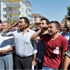 Kardeşleri şehidi asker selamı ile karşıladı