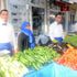 Gömlek ve papyonlu pazarcı aile, ilgi odağı oldu Gömlek ve papyonlu pazarcı aile, ilgi odağı oldu