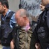 Kızını erkek arkadaşıyla eve kilitledi ve...