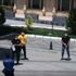 Uzun süre sonra dışarı çıkan gençler polislerle tek ...