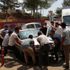Acil servisin girişini kapatan aracı vatandaşlar kaldırdı