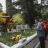 Bakan Kasapoğlu, Metin Oktay'ın kabrini ziyaret ederek dua etti