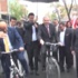 Bakan pedal çevirdi, korumalar şemsiyeyle koştu
