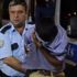 Camını sildirmek istemeyen polisi öldüresiye dövdüler