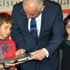 Bakan Yılmaz'dan, bayrağı öpen çocuk ve ikizine hediye