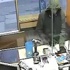 İngiltere'de bir kasiyer, silahlı soyguncuyu umarsamadı, işine devam etti