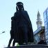 Linç edilmekten polisler kurtarmıştı, ikinci kez Atatürk heykeline çıktı Linç edilmekten polisler kurtarmıştı, ikinci kez Atatürk heykeline çıktı