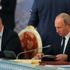Putin liderler zirvesinde kitap okudu Putin liderler zirvesinde kitap okudu