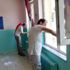 Öğretmenler atık kağıtları satıp okulu boyadı