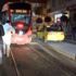 Bacağı tramvay ile kaldırım arasına sıkıştı!